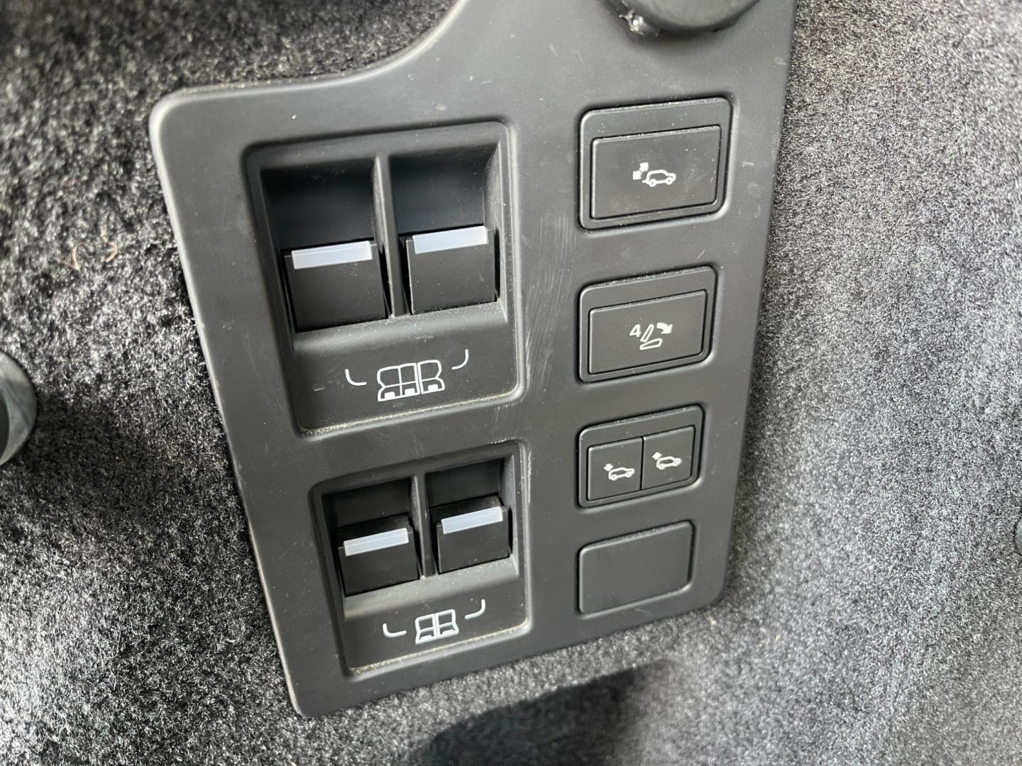 2018 Blue /Black Land Rover Discovery HSE (SALRR2RV5JA) with an 3.0L V6 DOHC 24V Supercharged engine, 8A transmission, located at 11115 Chardon Rd. , Chardon, OH, 44024, (440) 214-9705, 41.580246, -81.241943 - This 2018 Land Rover Discovery HSE is a luxurious and capable SUV that offers a blend of comfort, technology, and off-road prowess. With its 3.0L supercharged V6 engine, it produces 340 horsepower and is paired with an 8-speed automatic transmission. The interior features premium leather upholstery, - Photo#50